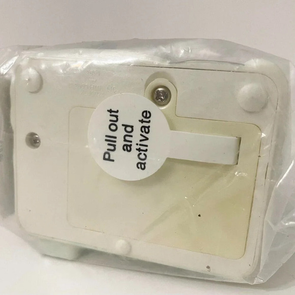 2009 Hallmark Ornament Light and Music Caroling Cottages Seasons  Greetings - Picture 11 of 16